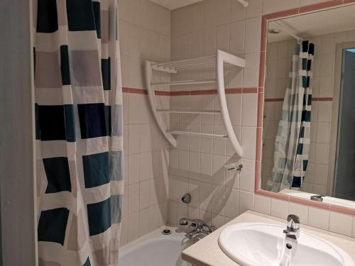 une salle de bain avec un lavabo, une baignoire et un miroir dans l'établissement Appartement 6 pers - 1 ch - Balcon sud - Pied des pistes - La Mongie - FR-1-404-24, à La Mongie