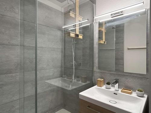 une salle de bain avec une douche, un lavabo et un miroir dans l'établissement Appartement 2 pièces climatisé avec terrasse et parking à Banyuls-sur-Mer - FR-1-225C-500, à Banyuls-sur-Mer