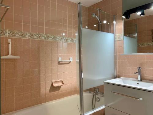 Et badeværelse på Appartement Carnac, 2 pièces, 5 personnes - FR-1-477-94