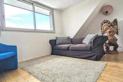 a living room with a couch and a window at A proximité de la plage in Sarzeau