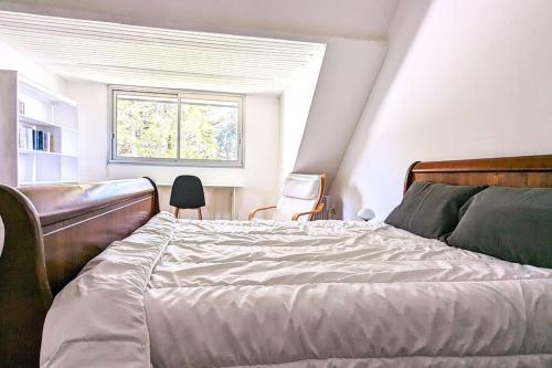 a bedroom with a bed and a window at A proximité de la plage in Sarzeau
