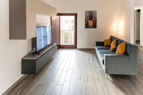 ラクイラにあるPosizione Top & Spazio - Il Tuo Apt 2 Camereのソファと薄型テレビのあるリビングルーム