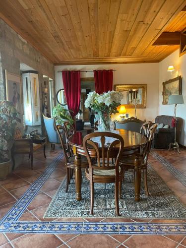 a dining room with a table and chairs at Casa Major in Pegarinhos