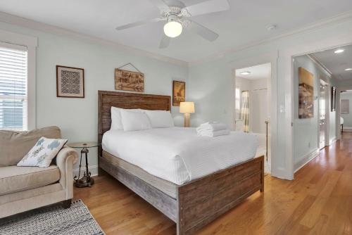 The Key lime Cabana في كارولينا بيتش: غرفة نوم بسرير كبير وأريكة