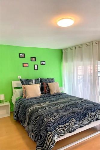 une chambre avec un grand lit avec un mur végétal dans l'établissement La Funky Coloc', à Saint-Étienne