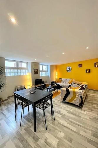 un salon avec un canapé et une table dans l'établissement La Funky Coloc', à Saint-Étienne