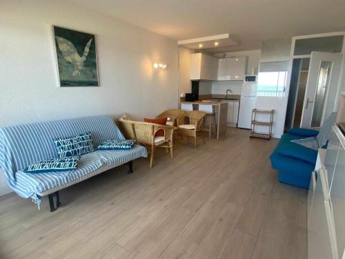 Posedenie v ubytovaní Studio pied dans l'eau, grand frigo, lave-vaisselle, lave-linge, parking privé - FR-1-326-787