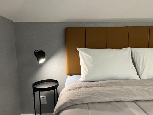Postel nebo postele na pokoji v ubytování Loft Dona Clara 202 Centro de Pomerode