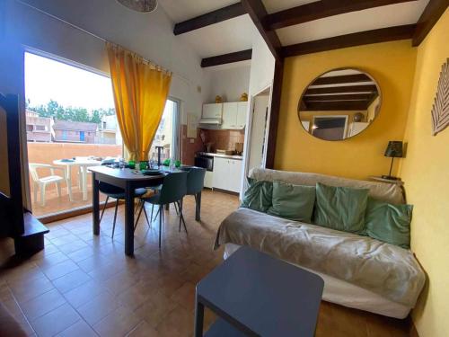 un salon avec un canapé et une table dans l'établissement Appartement Confortable Pour 6 Avec Terrasse et Accès Direct Plage à Marseillan - FR-1-326-819, à Marseillan