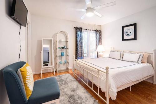 1 dormitorio con 1 cama, TV y silla en Serenity House near Gaslamp, San Diego Zoo & Petco, en San Diego