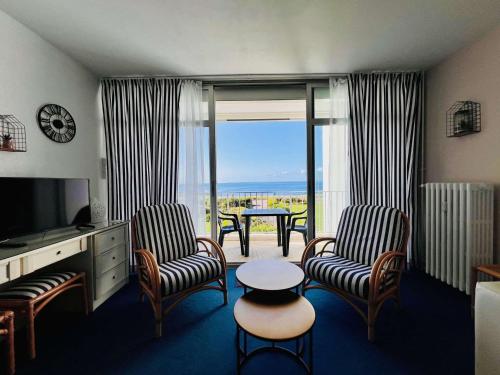 - un salon avec deux chaises et une table avec vue dans l'établissement Quiberon - Studio 38m² avec Balcon face mer et Parking - FR-1-478-294, à Quiberon