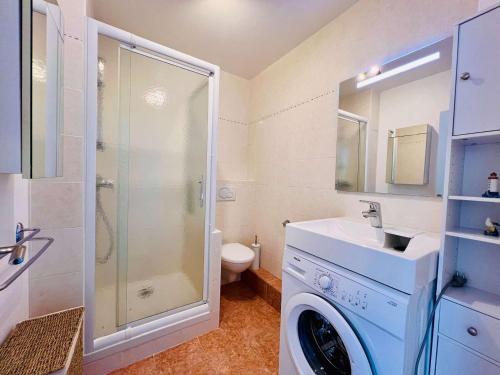 une salle de bain avec un lavabo et une machine à laver dans l'établissement Quiberon - Studio 38m² avec Balcon face mer et Parking - FR-1-478-294, à Quiberon