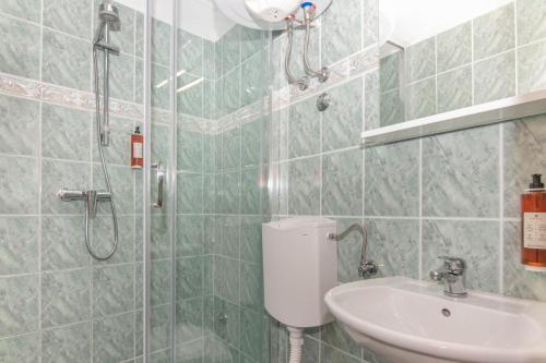 a bathroom with a shower and a toilet and a sink at Bed and Brekfast Donatella in Piran
