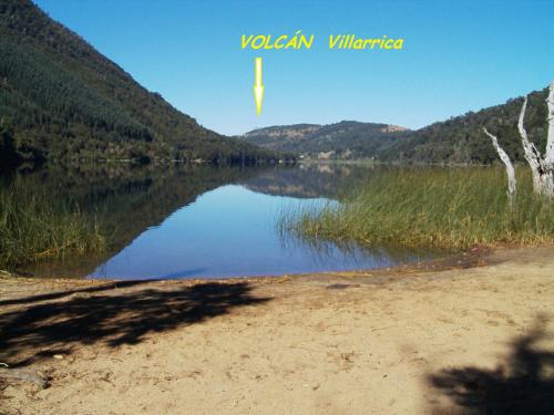 a view of a lake in the middle of a mountain at Cabaña Tinquilco in Collentañe