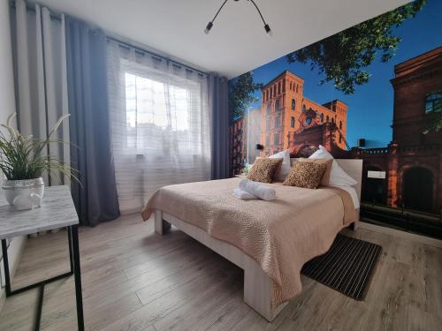 a bedroom with a large bed with a building mural at Q Apart Meta -1, 2 lub 3-pokojowe, klimatyzowane apartamenty przy Manufakturze z garażem lub parkingiem Gratis, FV in Łódź