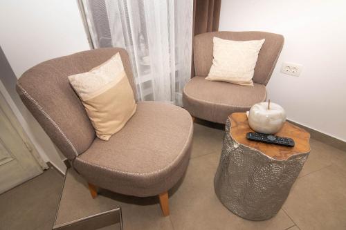 two chairs and a table in a living room at Bed and Brekfast Donatella in Piran