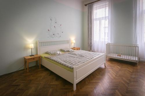 ブダペストにあるHistoric Rooms near Gozsdu Udvarのベッドルーム(白い大型ベッド、ランプ2つ付)