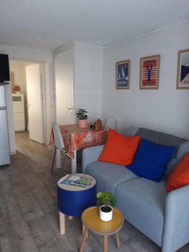 un salon avec un canapé et une table dans l'établissement Bel Appartement St Malo avec jardin à 2 pas de la plage Sillon, à Saint-Malo