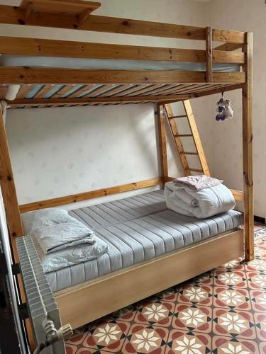 Ce lit superposé se trouve dans un dortoir avec une échelle. dans l'établissement Maison de village Canet en Roussillon proche mer, à Canet