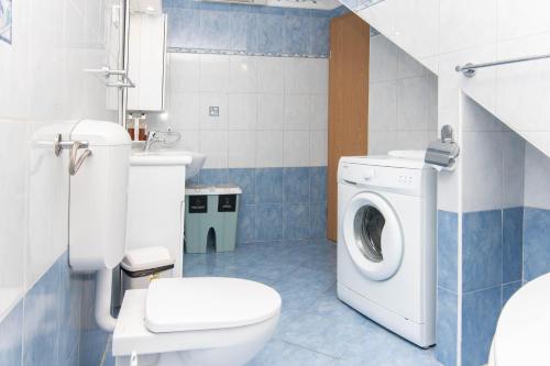 a bathroom with a toilet and a washing machine at Bed and Brekfast Donatella in Piran