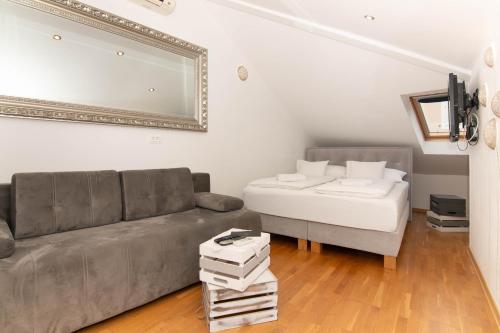 a living room with a couch and a mirror at Bed and Brekfast Donatella in Piran
