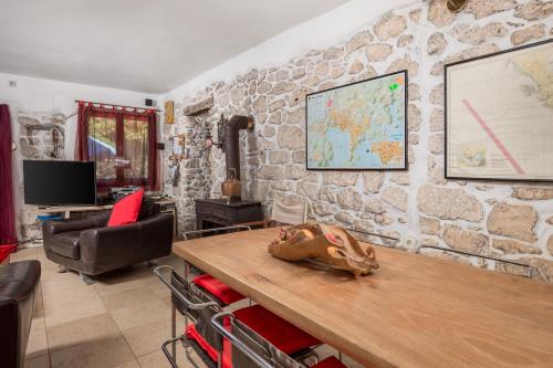 Holiday House Cave Romana
