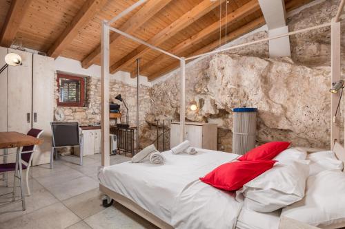 Holiday House Cave Romana