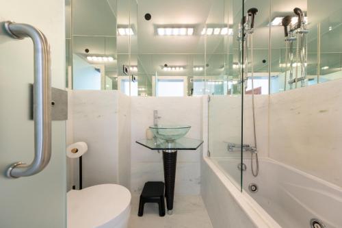 ein Badezimmer mit Dusche, Toilette und Waschbecken in der Unterkunft Fábrica da Ribeira 53 by Destination Algarve in Lagos