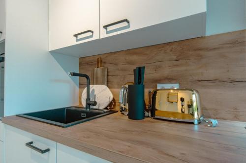 a kitchen counter with a toaster on a counter top at Stuttgart Lux Living - Stilvolles Wohnen Im Zentrum in Stuttgart