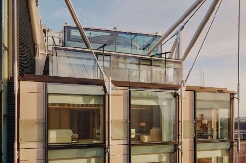 una casa de cristal con balcón en un edificio en The Emory en Londres