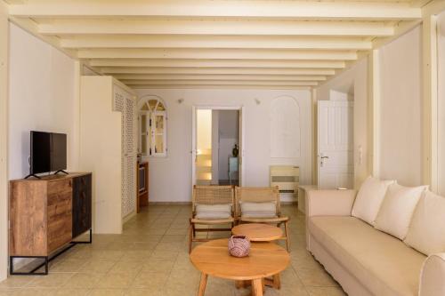 A television and/or entertainment centre at Revelis Villa & Canava