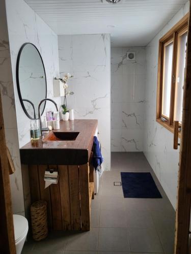 a bathroom with a sink and a mirror at The Cottage Burradoo in Burradoo