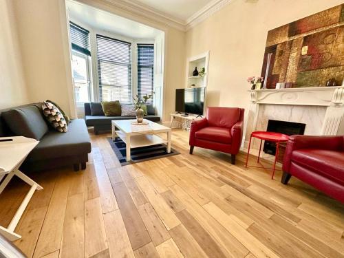 Ruang duduk di Dumbarton cosy home, Loch Lomond