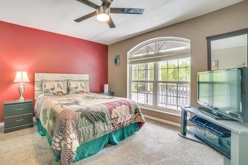 Un pat sau paturi într-o cameră la Serene Presque Isle Harbor Home on Sunrise Side!