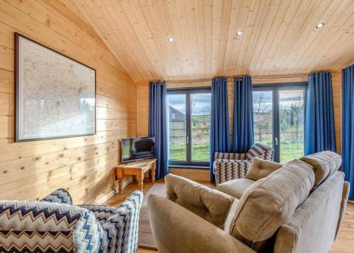 ein Wohnzimmer mit 2 Sofas und einem TV in der Unterkunft Beautiful Home In Nafferton With Wifi in Nafferton