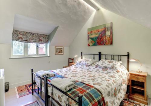 een slaapkamer met een bed met een dekbed bij Whitewalls in Snape