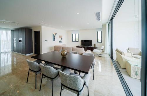 ein Esszimmer und ein Wohnzimmer mit einem Tisch und Stühlen in der Unterkunft Downtown Park in Paphos City