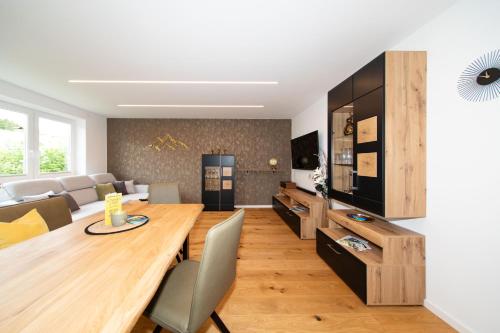 a living room with a wooden table and a couch at Ferienwohnung Silvia, Mondsee Zentrum in Mondsee