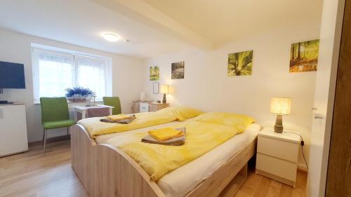 Postel nebo postele na pokoji v ubytování Apartment Grüner Fürst mit Sitzecke im Innenhof & Nähe Park & Erdgeschoss
