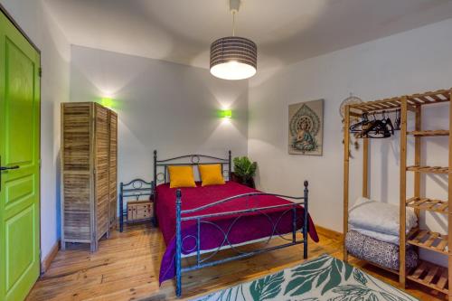 una camera con un letto e due letti a castello di Gîte Gaia a Poussan