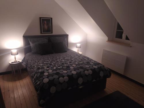 沙穆伊的住宿－DS Harmothe，一间卧室配有一张大床和两盏灯