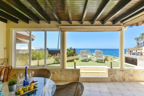 ein Esszimmer mit Blick auf das Meer in der Unterkunft Roca del Mar 7 by VillaGranCanaria in Playa del Aguila