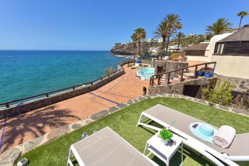 ein Blick auf das Meer vom Balkon eines Hauses in der Unterkunft Roca del Mar 7 by VillaGranCanaria in Playa del Aguila