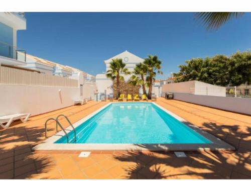 una piscina en el patio trasero de una casa en Idéal villa, en Vila Nova de Cacela