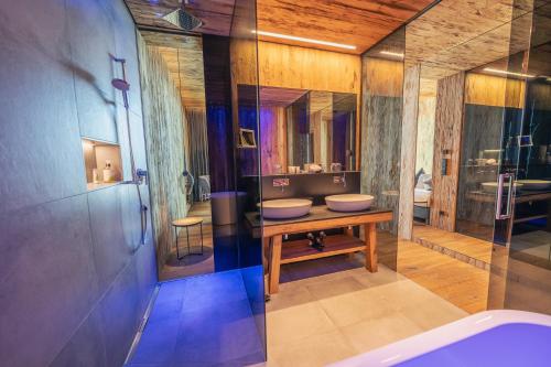 ein Badezimmer mit 2 Waschbecken und einer Badewanne in der Unterkunft Mountain View in Kaltenbach