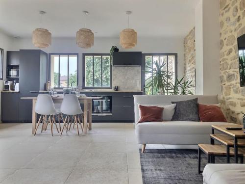 un salon avec un canapé et une cuisine dans l'établissement Charme et quiétude au coeur du quartier Tiret, à Ambérieu-en-Bugey