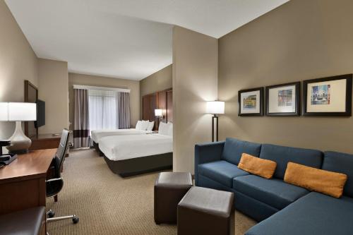 una camera d'albergo con un divano e un letto di Comfort Suites Hummelstown - Hershey a Hummelstown