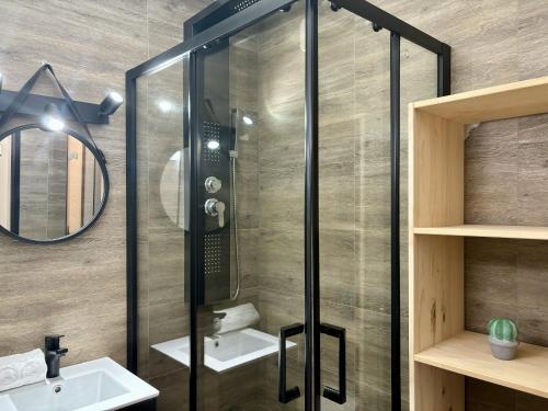 une salle de bain avec douche et lavabo dans l'établissement Mont Lachat - Central - Vues magnifiques, à Saint-Gervais-les-Bains