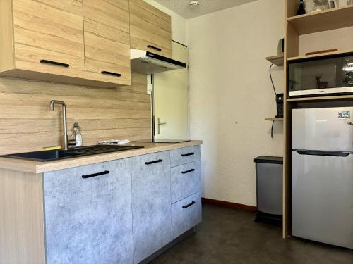 une cuisine avec un évier et un réfrigérateur dans l'établissement Mont Lachat - Central - Vues magnifiques, à Saint-Gervais-les-Bains