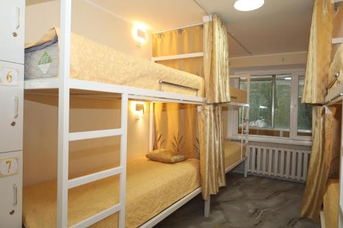 ウランバートルにあるUB Friends Hostel & Affordable, Valuable Tour & Airport Shuttle Serviceの二段ベッド2組付きの二段ベッド付きの部屋
